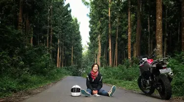 Aktris satu ini dikenal karena memiliki kemampuan dalam seni bela diri. Prisia Nasution juga bisa dibilang sebagai aktris yang tomboi. Ternyata Prisia juga memiliki hobi mengendarakan motor gede yang biasa didominasi oleh laki-laki. (Liputan6.com/IG/@prisia)