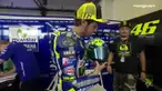 Valentino Rossi merilis helm baru yang unik dengan gambar ikan hiu sedang memangsa ikan kecil di Sirkuit Misano, MotoGP San Marino, Sabtu (12/9/2015).
