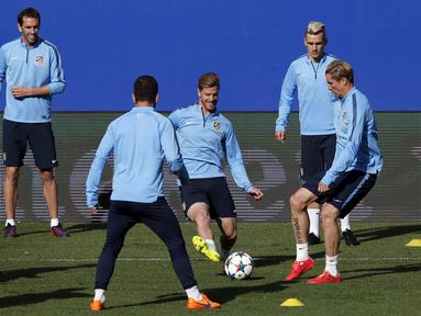 Fernando Torres (kanan) bersama penggawa Atletico Madrid melakukan latihan 'kucing-kucingan' jelang derby Madrid (REUTERS/Juan Medina)