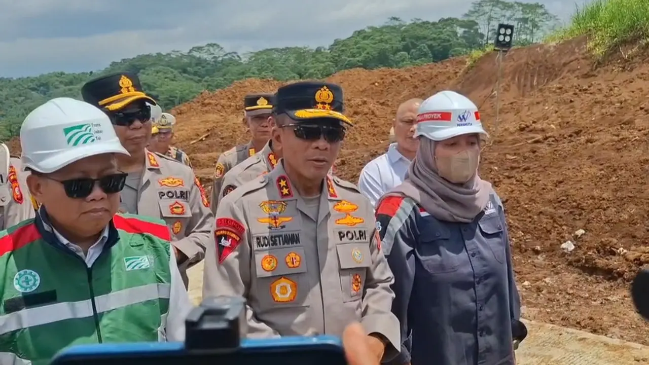 Kapolda Jawa Barat, Irjen Pol Rudi Setiawan saat meninjau langsung proyek tol  Bogor-Ciawi-Sukabumi (Bocimi) Seksi 3.