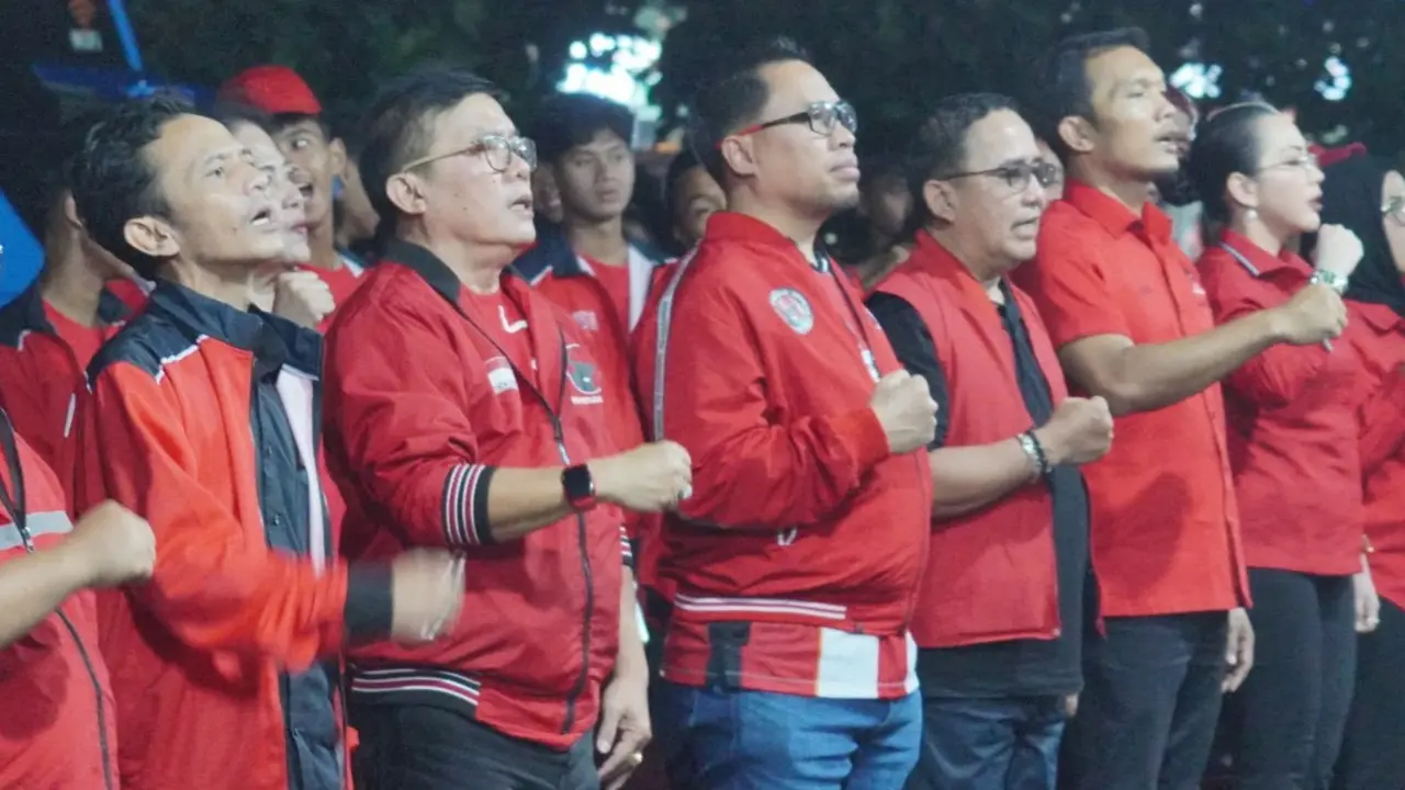 Sekretaris DPD PDI Perjuangan Provinsi Banten, Wanto Sugito bersama jajarannya saat melepas tim muda berlaga di Soekarno Cup 2026.