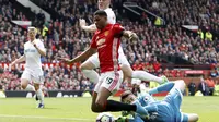Striker Manchester United (MU) Marcus Rashford dituduh melakukan diving untuk memenangkan penalti pada laga Liga Inggris melawan Swansea City, April 2017. (AP Photo/Martin Rickett)