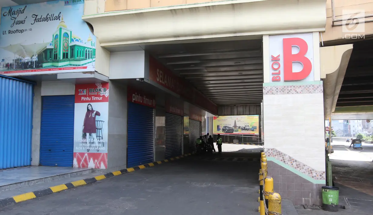 Petugas kemanan berkumpul di Gedung Blok B Pasar Tanah Abang, Jakarta, Minggu (17/6). Dalam rangka menyambut Hari Raya Idul Fitri 1439 H, Pasar Tanah Abang tutup selama 10 hari. (Liputan6.com/Arya Manggala)