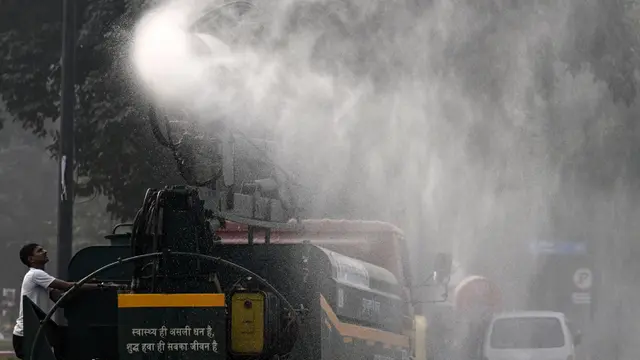Kendalikan Kabut Asap Polusi, India Kerahkan Water Canon