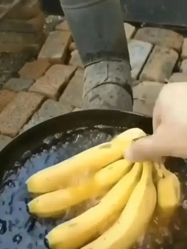 6 Cara Makan Pisang Goreng Ini Nyeleneh Banget
