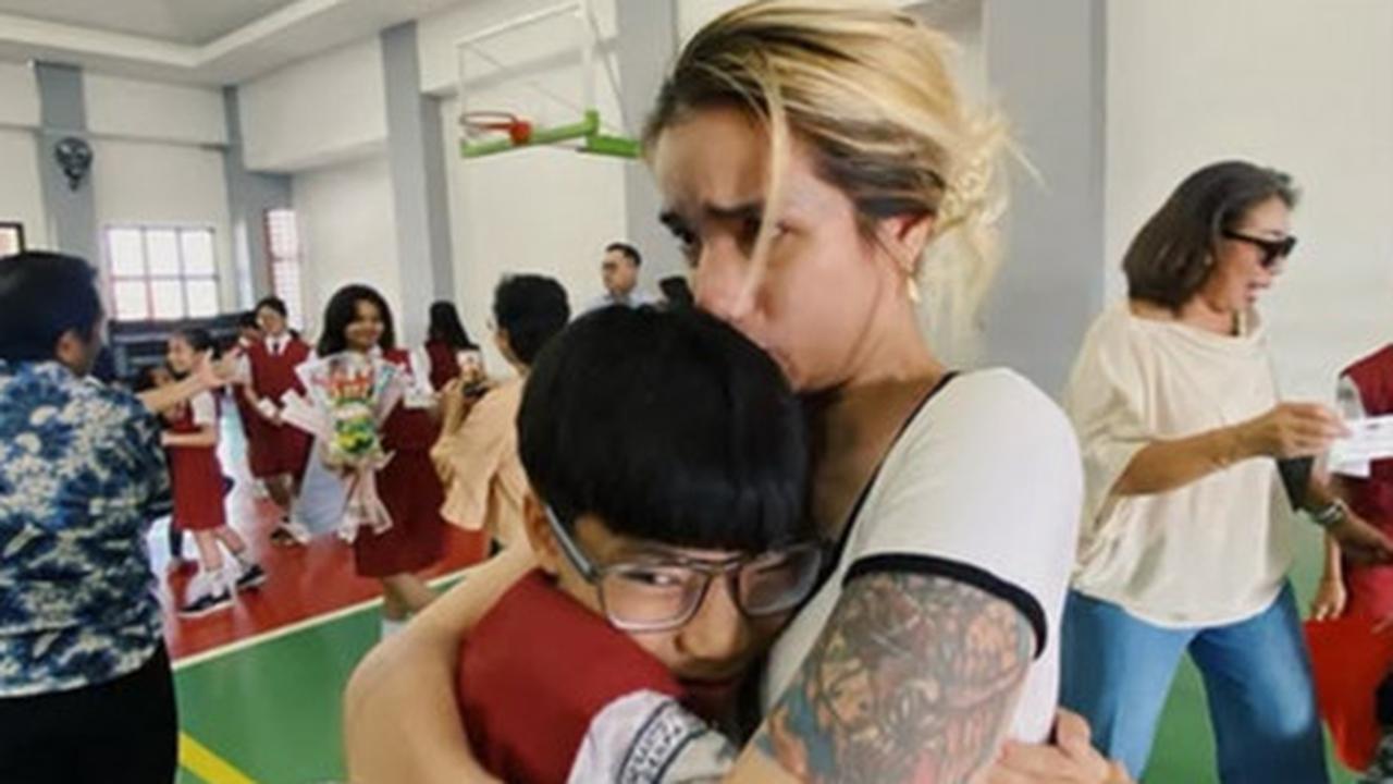 Potret Sheila Marcia Nangis Nathanael Lulus SD, Ungkap Perjuangan Sakit Hingga Muntah-muntah saat Ujian