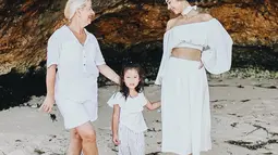 Ushci Kurniawan juga terlihat sering berlibur ke pulau Dewata untuk bertemu dengan Jennifer Bachdim dan cucunya. Uschi terlihat tengah berlibur bersama Jennifer dan Kiyomi saat berada di Bali. (Liputan6.com/IG/@jenniferbachdim)