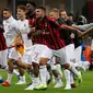 Pemain AC Milan merayakan kemenangan atas AS Roma dalam Serie A Italia di Stadion San Siro, Milan, Jumat (31/8). AC Milan menaklukkan AS Roma dengan skor 2-1. (AP Photo/Antonio Calanni)