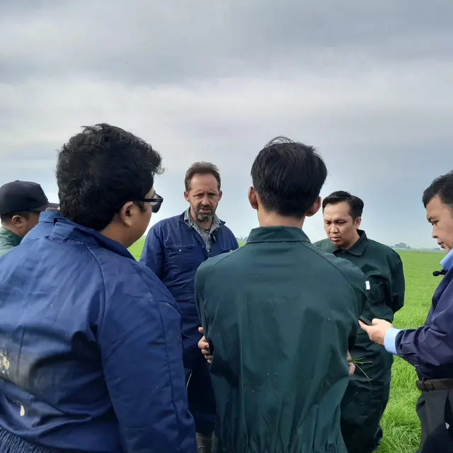 12 peternak muda yang belajar langsung dari peternak Belanda dalam Program Young Progressive Farmer Academy yang digagas PT Frisian Flag Indonesia.