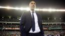 Pelatih Real Madrid, Zinedine Zidane, mengamati anak asuhnya melawan Real Betis pada laga La Liga di Stadion Benito Vilamarin, Seville, Minggu (15/10/2016). Madrid menang 6-1 atas Betis. (Reuters/Marcelo Del Pozo)