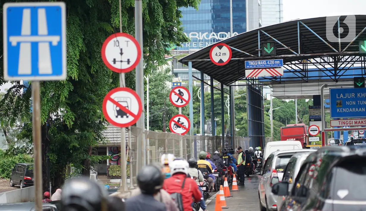 Pengendara motor memasuki Gerbang Tol Lenteng Agung 2 di Tanjung Barat, Jakarta, Rabu (1/1/2020). Banjir yang menggenangi Jalan TB Simatupang menyebabkan akses bagi pengendara terputus sehingga membuat arus lalu lintas seluruh kendaraan dialihkan melalui jalan tol. (Liputan6.com/Immanuel Antonius)