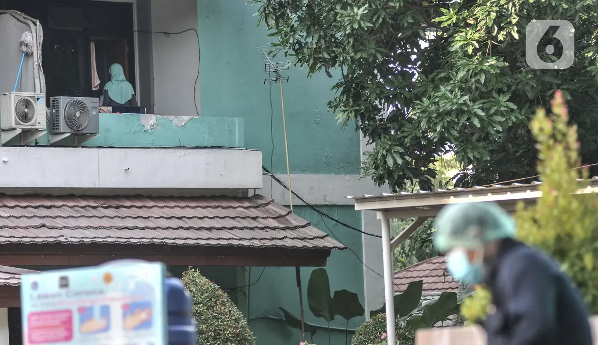Aktivitas pasien tanpa gejala (OTG) Covid-19 saat menjalani isolasi di Graha Wisata TMII, Jakarta, Selasa (22/6/2021). Pihak pengelola Graha Wisata TMII mengungkapkan saat ini sebanyak 72 pasien menjalani isolasi di 33 kamar yang ada. (merdeka.com/Iqbal S Nugroho)