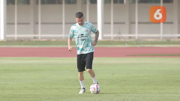 <p>Calon pemain naturalisasi Timnas Indonesia, Calvin Verdonk menggiring bola saat mengikuti sesi latihan Timnas Indonesia di Stadion Madya, Gelora Bung Karno, Senayan, Jakarta, Jumat (31/5/2024) pagi WIB. (Bola.com/M Iqbal Ichsan)</p>