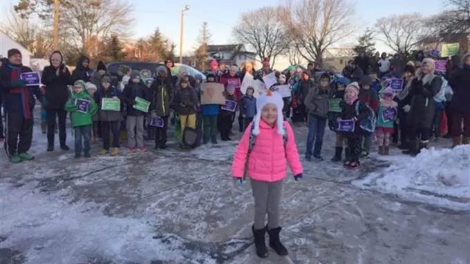 [Bintang] Ratusan Orang Antar Gadis Ini ke Sekolah, Alasannya Bikin Terharu