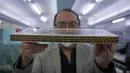 Wilson Tong, CEO LifeArt Asia, menunjukkan sampel material peti mati kardus di pabrik Tong di Hong Kong, Jumat, 18 Maret 2022. LifeArt, sebuah perusahaan di Hong Kong sedang mencoba membuat alternatif peti mati dari kardus yang diklaim ramah lingkungan. (AP Photo/Kin Cheung)
