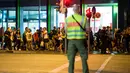 Sejumlah orang dievakuasi dari daerah sekitar pusat perbelanjaan Olympia Einkaufzentrum OEZ di Munich, Jerman (22/7). Polisi belum menemukan motif penembakan. (AFP PHOTO/Stringer)