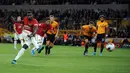 Gelandang Manchester United Paul Pogba gagal mencetak gol ke gawang Wolverhampton Wanderers saat bertanding dalam Liga Inggris di Stadion Molineux, Wolverhampton, Inggris, Senin (19/8/2019). Pertandingan berakhir 1-1. (AP Photo/Rui Vieira)