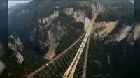 Dengan panjang 430 meter dan 300 meter dari permukaan tanah lembah-- jembatan kaca Zhangjiajie akan menjadi yang terpanjang ketiga di dunia dari jenisnya. (Shanghaiist)