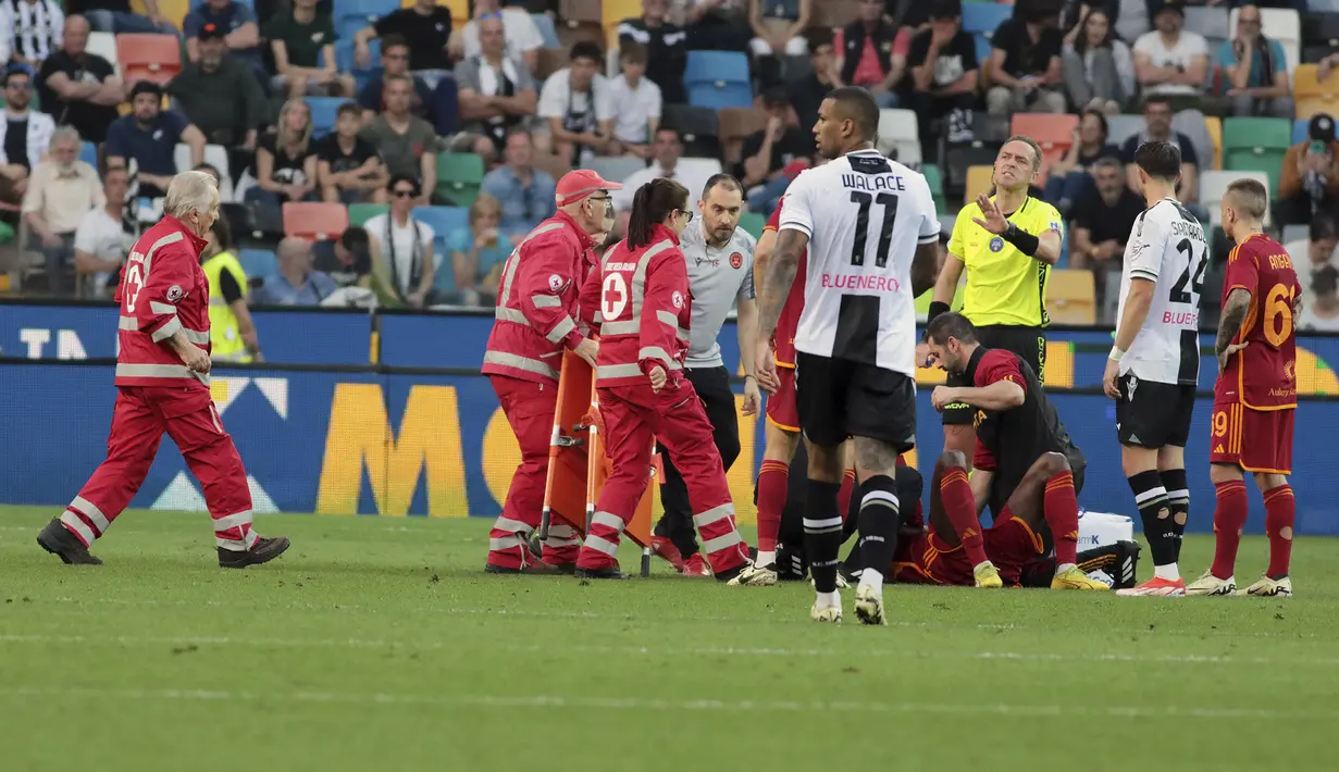 Laga Udinese vs AS Roma harus berhenti di menit ke-81 karena pemain Giallorossi, Evan Ndicka, kolaps di lapangan. (Andrea Bressanutti/LaPresse via AP)