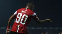 Striker Madura United, Alberto 'Beto' Goncalves, memilih mengenakan jersey bernomor punggung 90 di Shopee Liga 1 2019. (Bola.com/Aditya Wany)