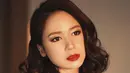 Punya wajah kalem, tak heran jika Laura Basuki sering terlihat mendandani wajahnya dengan tema makeup bold. Meski memilih tema makeup bold, Laura Basuki lebih menonjolkan pesonanya pada bibir dengan lipstik warna merah. Namun untuk wajahnya, Laura Basuki terlihat tampil dengan makeup natural. (Liputan6.com/IG/laurabas)