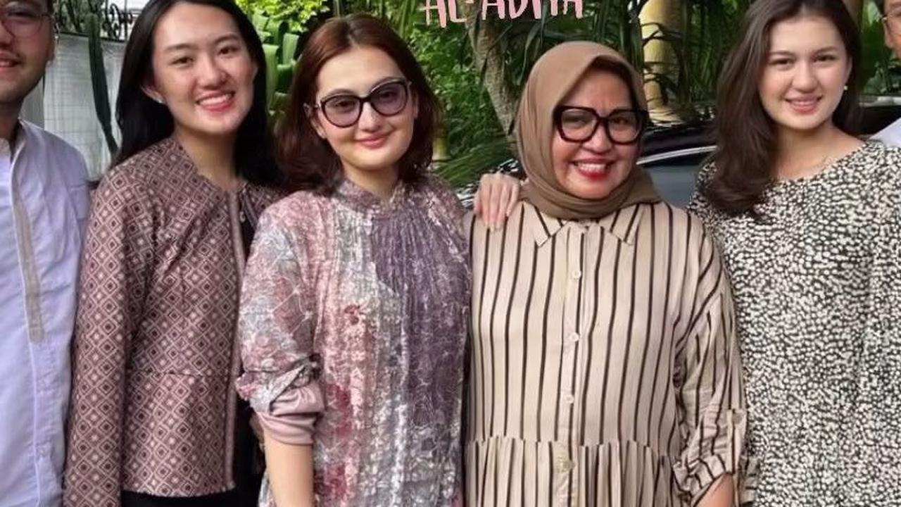 Dalam potret tersebut, terlihat sang aktor yang dikenal melalui sinetron "Masa Lalu Bersemi" itu mengenakan baju koko putih, membaur dengan kerabat kekasihnya yang Muslim.