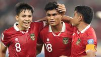 Selebrasi pemain Timnas Indonesia, Muhammad Ramadhan Sananta (tengah) bersama rekannya, Witan Sulaeman (kiri) dan Asnawi Mangkualam setelah mencetak gol ke gawang Brunei Darussalam pada laga putaran pertama Kualifikasi Piala Dunia 2026 Zona Asia di Stadion Utama Gelora Bung Karno (SUGBK), Kamis (12/10/2023) malam WIB. (Bola.com/Abdul Aziz)