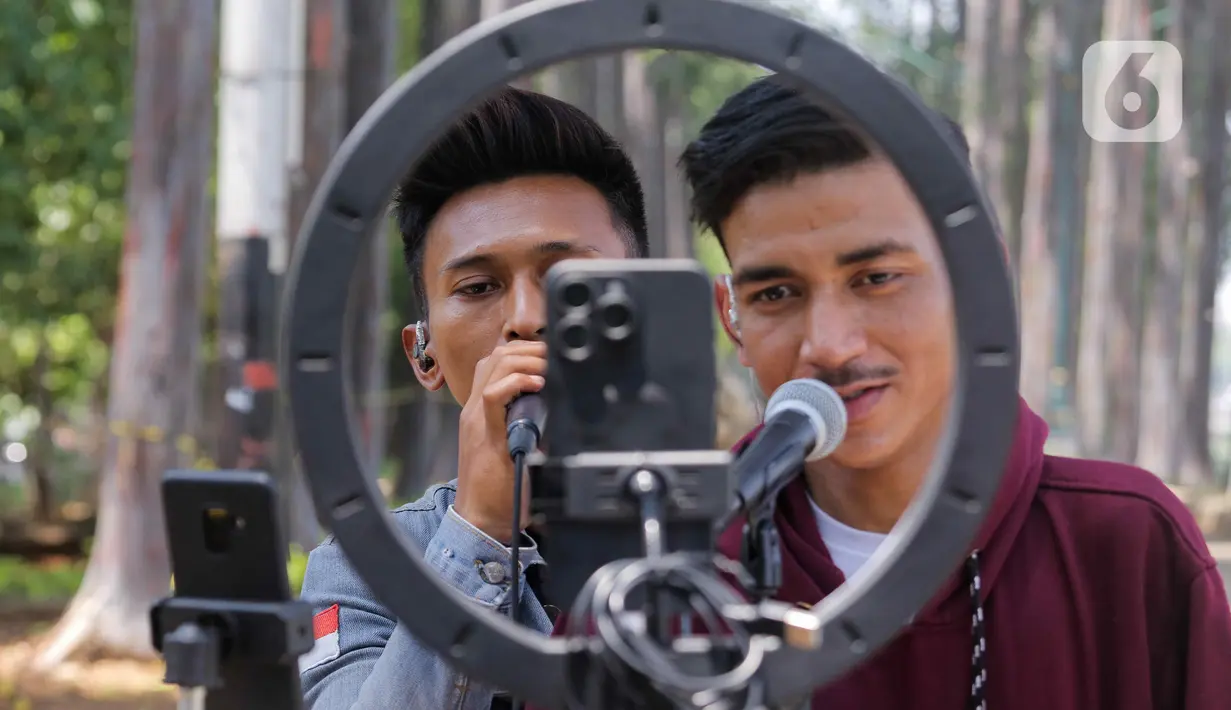 Gift TikTok adalah salah satu fitur berupa "reward" yang diberikan penonton kepada konten creator TikTok yang sedang melakukan "live streaming". (Liputan6.com/Herman Zakharia)