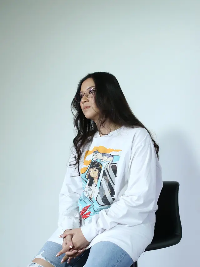 Danilla Riyadi dalam kunjungan media ke kantor KLY yang terletak di kawasan Gondangdia, Jakarta Pusat (Fimela/Dok/Adrian Putra)