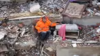 Mesut Hancer memegang tangan putrinya yang berusia 15 tahun, Irmak yang meninggal dunia dalam gempa bumi di Kahramanmaras, dekat dengan pusat gempa, sehari setelah gempa berkekuatan magnitudo 7,8 mengguncang bagian tenggara Turki, pada tanggal 7 Februari 2023. (Adem ALTAN/AFP)