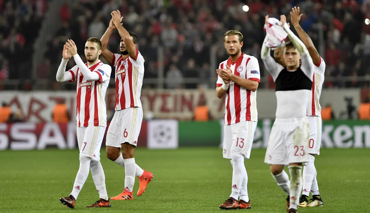 Para pemain Olympiakos memberikan aplaus usai laga melawan Barcelona pada laga Liga Champions di Stadion Karaiskakis, Selasa (31/10/2017). Barcelona bermain imbang 0-0 dengan Olympiakos. (AFP/Louisa Gouliamaki)