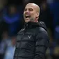 Pelatih Manchester City, Pep Guardiola, memberikan arahan kepada anak asuhnya saat melawan Hoffenheim pada laga Liga Champions di Stadion Etihad, Rabu (12/12). Manchester City menang 2-1 atas Hoffenheim. (AP/Dave Thompson)