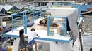 Seorang warga menunaikan salat di atas kapal pasca penggusuran permukiman Pasar Ikan, Jakarta, Selasa (13/4). Warga Pasar Ikan mengaku belum mendapat rumah susun sewa yang telah dijanjikan oleh Pemprov DKI Jakarta. (Liputan6.com/Faizal Fanani)