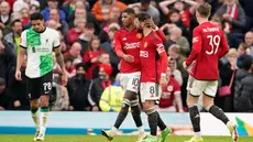 Pemain Manchester United Bruno Fernandes (ketiga kiri) bersama Marcus Rashford saat pertandingan sepak bola perempat final Piala FA melawan Liverpool di Stadion Old Trafford, Manchester, Inggris, Minggu, 17 Maret 2024. (AP Photo/Dave Thompson)