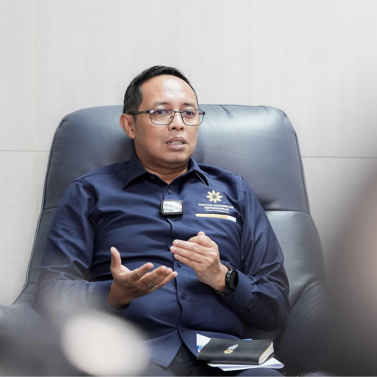 Wakil Menteri Komunikasi dan Digital (Komdigi) Angga Raka Prabowo saat berdiskusi bersama Kepala Kantor Komunikasi Kepresidenan (PCO) Hasan Nasbi
