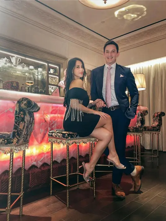 Terlebih di acara formal, pasangan yang sempat viral menikah di landasan helipad itu sering mengenakan gaun dan setelan jas serba hitam. Keduanya terlihat serasi saat mengenakannya di momen malam hari. (Liputan6.com/IG/mike_lewis)