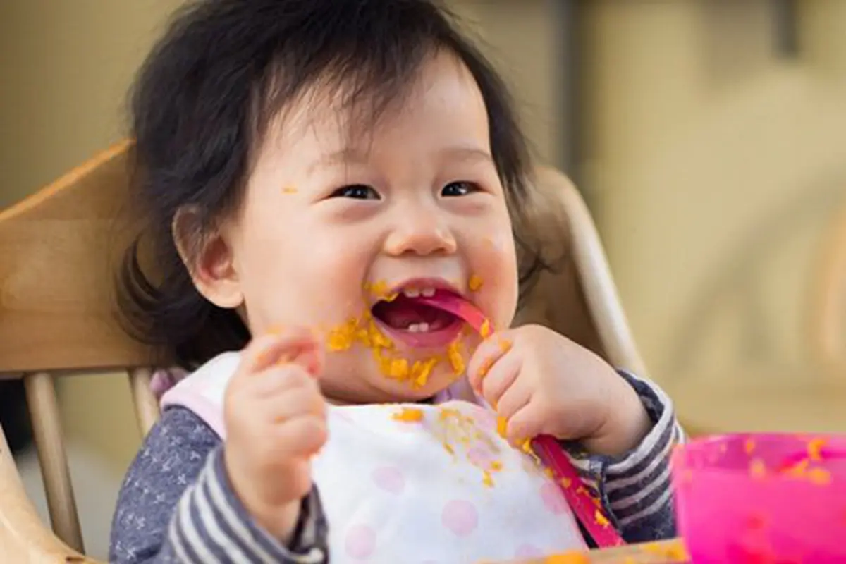 Anak suka makan junk food/copyright Shutterstock.com