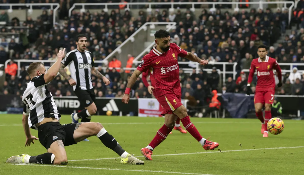 Pemain Liverpool, Mohamed Salah mencetak gol kedua timnya ke gawang Newcastle pada laga lanjutan Liga Inggris 2024/2025 di St James Park Stadium, Newcastle, Inggris, Kamis (05/12/2024) WIB. (AP Photo/Ian Hodgson)