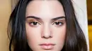 Dilansir dari HollywoodLife, Kendall Jenner pernah membuka masa lalu tentang masalah kulit yang dialami tahun 2015. (imaxtree/stylecaster)