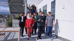 Presiden Jokowi didampingi Ibu Negara, Iriana Joko Widodo berbincang dengan pendiri sekaligus CEO Facebook, Mark Zuckerberg ketika diajak berkeliling dalam kunjungannya ke kantor Facebook di Silicon Valley, San Fransisco, Rabu (17/2). (Setpres/Biro Pers)