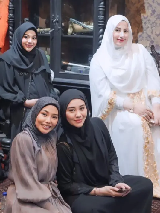 Hal itu diketahui dari unggahannya dan para selebriti yang menghadiri acara kajian tersebut