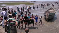 Sedikitnya 21 orang tewas setelah perahu yang mereka tumpangi tenggelam di lepas pantai Negara Bagian Rakhine, Myanmar, Selasa (19/4). Para penumpang merupakan warga minoritas Muslim Rohingya di kamp pengungsian Sin Tet Maw di Pauktaw Towinship. (STR/AFP)