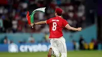 Bawa Bendera Palestina, Suporter Masuk ke Lapangan Saat Laga Prancis vs Tunisia