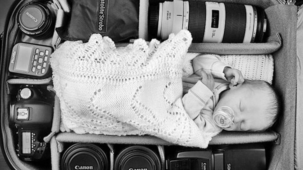 Kelakuan unik para fotografer tidurkan bayi di tas kamera