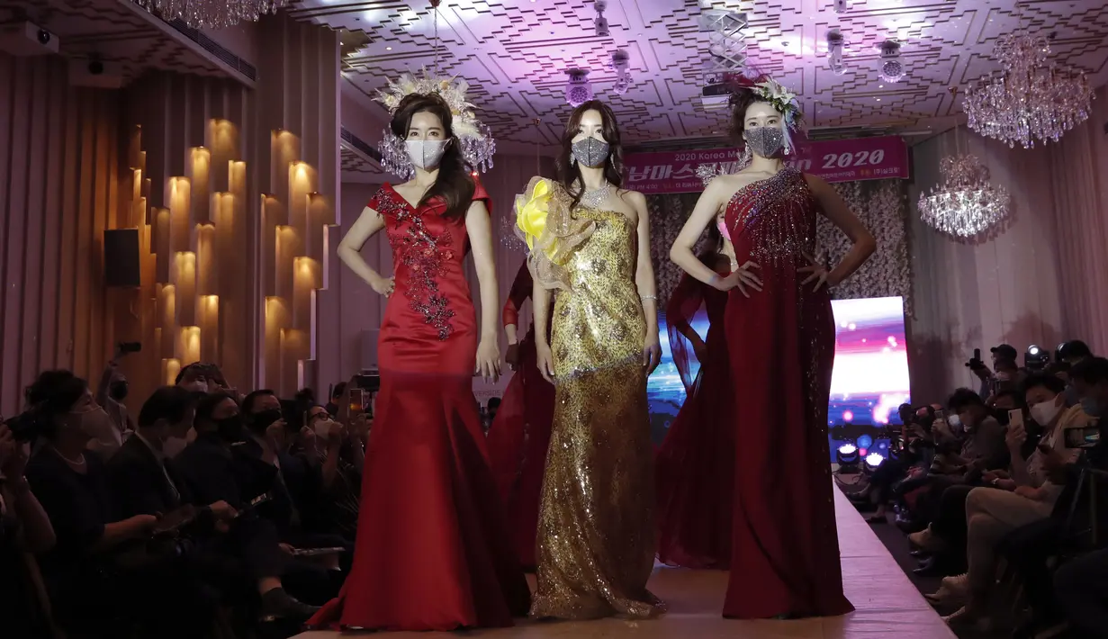 Para model mengenakan masker dalam peragaan busana di Seoul, Korea Selatan, Jumat (24/7/2020). Peragaan busana ini digelar di tengah pandemi COVID-19 yang melanda dunia. (AP Photo/Lee Jin-man)