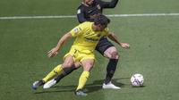Pemain Villarreal, Gerard Moreno berebut bola dengan pemain Barcelona, Clement Lenglet pada pertandingan La Liga Spanyol di stadion Ceramica di Villarreal, Spanyol (25/4/2021). Baracelona menang tipis 2-1 atas Villarreal. (AP Photo/Alberto Saiz)