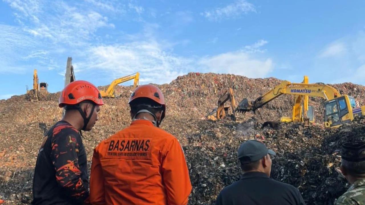 Gunung Sampah Bantargebang Longsor 3 Orang Tewas Tertimbun