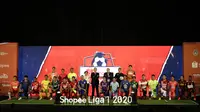 Ketua PSSI, Mochamad Iriawan, bersama Direktur Program SCM, Harsiwi Achmad, dan perwakilan dari 18 klub tim saat launching Shopee Liga 1 di Hotel Fairmont, Jakarta, Senin (24/2). Sebanyak 18 klub pamerkan jersey untuk kompetisi Shopee Liga 1 2020. (Bola.com/Yoppy Renato)