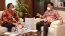 Direktur Operasi LinkAja Widjayanto (kiri) berbincang dengan Staff Ahli Kemenkeu Bidang Pengawasan Pajak Nufransa Wira Sakti (kanan) pada kerja sama peresmian Menu Penerimaan Negara Generasi Ketiga (MPN G3) yang dapat diakses aplikasi LinkAja di Jakarta, Senin (1/11/2021). (Liputan6.com/HO/LinkAja)