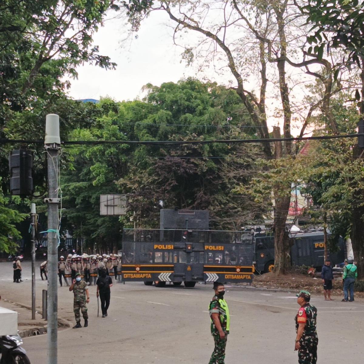 Ricuh Lagi di DPRD Jabar, Massa Seret dan Bakar Motor, Polisi-TNI Dikerahkan